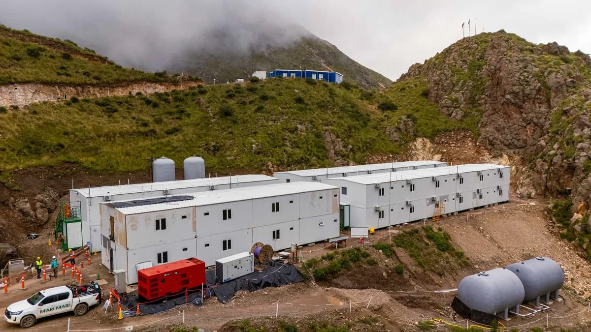 MARA construye dos campamentos con mano de obra local