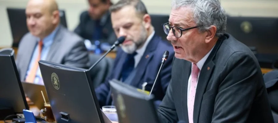 Fontaine expone ante Senado el deterioro de Codelco
