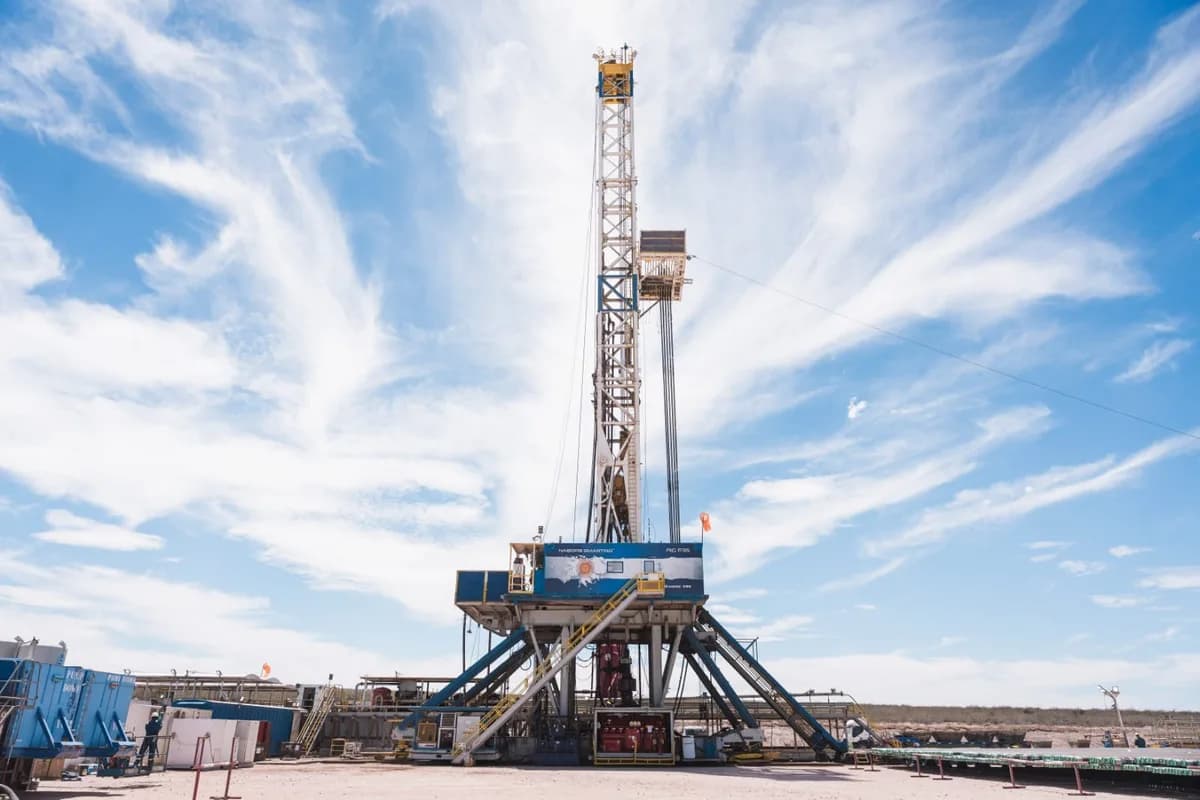 YPF cierra upstream de Argentina LNG con Eni y XRG