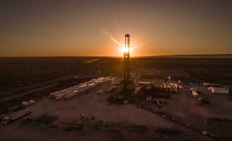 Petróleo compensa caída de electricidad y gas