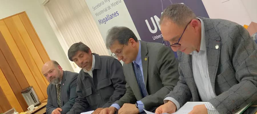 ENAMI y UMAG crean laboratorio para análisis de oro
